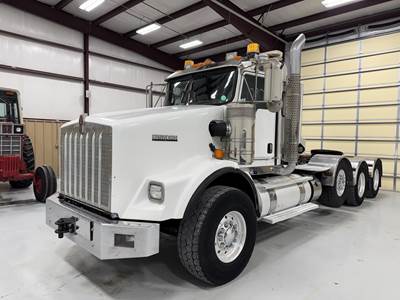 Kenworth T800 Tri Axle Day Cab Truck - Cummins 605HP, 18 Speed Manual