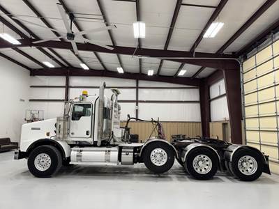 Kenworth T800 Tri Axle Day Cab Truck - Cummins 605HP, 18 Speed Manual