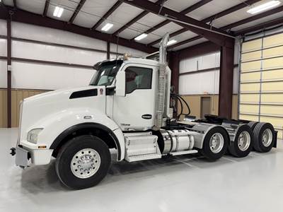 Kenworth T880 Tri Axle Day Cab Truck - Cummins 525HP, 18 Speed Manual