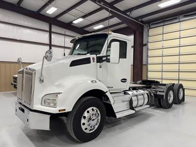 Kenworth T880 Day Cab Truck - Paccar 455HP, 10 Speed Manual