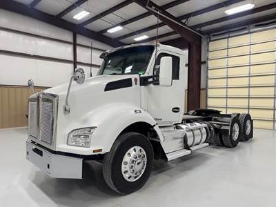 Kenworth T880 Day Cab Truck - Paccar 455HP, 10 Speed Manual