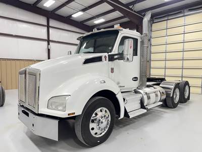 Kenworth T880 Day Cab Truck - Cummins 500HP, 10 Speed Manual