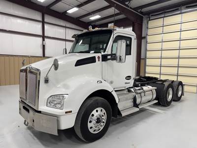 Kenworth T880 Day Cab Truck - Paccar 455HP, 12 Speed Amt