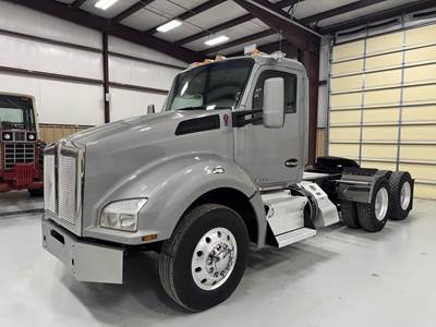 Kenworth T880 Day Cab Truck - Cummins 500HP, 12 Speed Ultrashift Amt