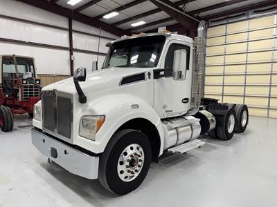 Kenworth T880 Day Cab Truck - Paccar 455HP, Automatic