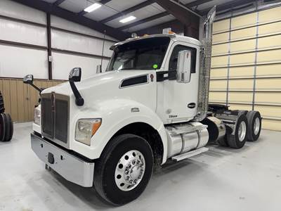Kenworth T880 Day Cab Truck - Paccar 455HP, Automatic