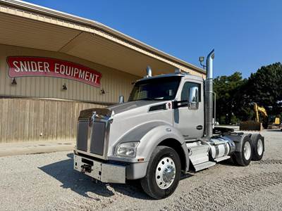Kenworth T880 Day Cab Truck - Cummins 400HP, 18 Speed Manual