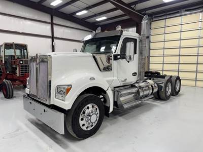 Kenworth W990 Day Cab Truck - Cummins 500HP, 12 Speed Automatic