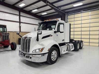 Peterbilt 579 Day Cab Truck - Paccar 456HP, 12 Speed Amt