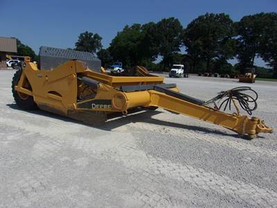 John Deere 2010DE Scraper