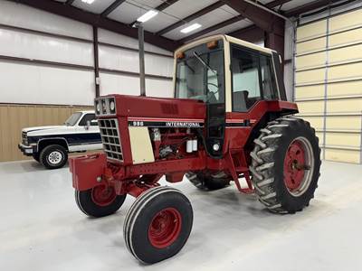International 986 Tractor