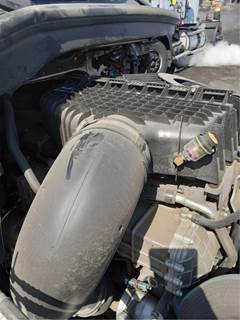 Freightliner Cascadia 116 Air Cleaner / Air Filter Housing for a Freightliner Cascadia 116 Day Cab