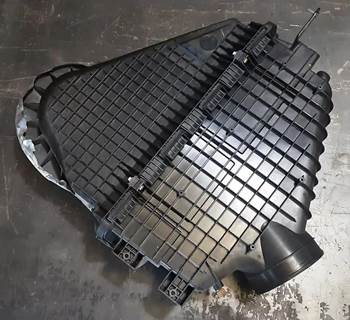 Freightliner Cascadia 116 Air Cleaner / Air Filter Housing for a Freightliner Cascadia 116 Day Cab