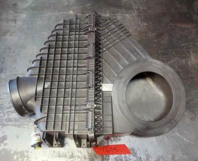 Freightliner Cascadia 126 Air Cleaner / Air Filter Housing