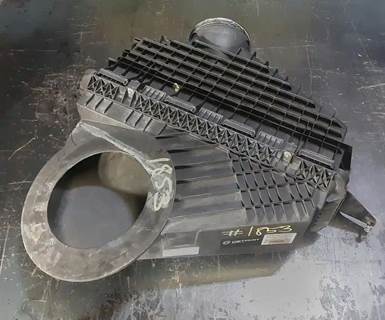 Freightliner Cascadia 126 Air Cleaner / Air Filter Housing