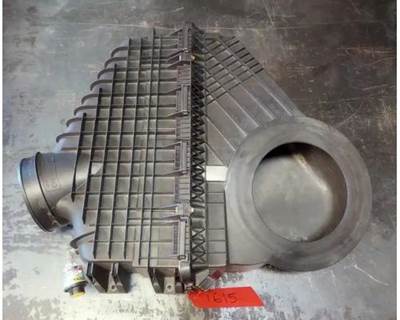 Freightliner Cascadia 126 Air Cleaner / Air Filter Housing