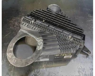 Freightliner Cascadia 126 Air Cleaner / Air Filter Housing