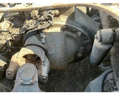 Eaton DS404 Front Axle Housing for a Volvo VNL