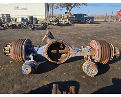 Meritor-Rockwell SQ100P Front Axle Housing for a Freightliner FLC112