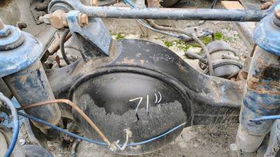 Meritor-Rockwell SQ100R Rear Axle Housing for a Peterbilt 379