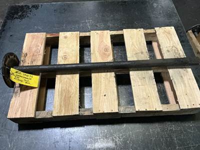 Mack Pinnacle CXU613 Axle Shaft for a Mack CXU613