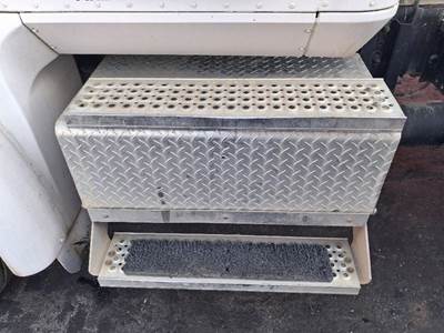 International 9200i Battery Box