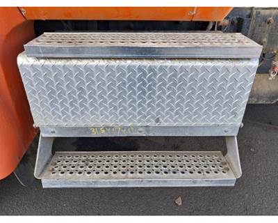 International 9200i Battery Box