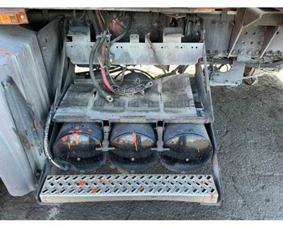 Mack CXU633T Battery Box