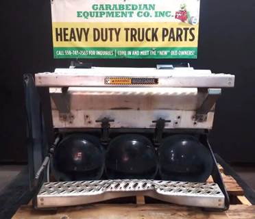 Mack Pinnacle CXU613 Battery Box for a Mack CXU613