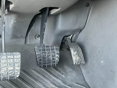 International LT625 Pedal