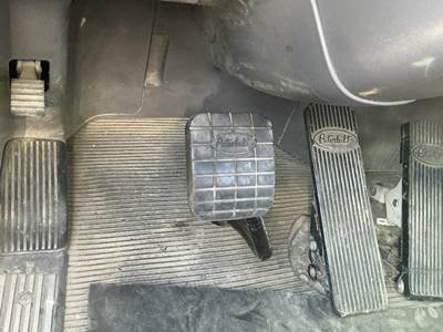 Peterbilt 384 Pedal