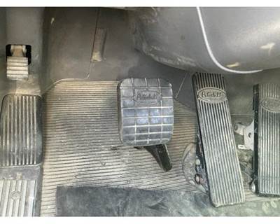 Peterbilt 384 Pedal