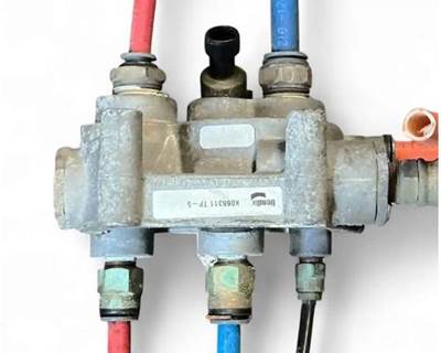 Used Bendix TP-5 Tractor Protection Valve, Part # K06631, Fits Peterbilt 579
