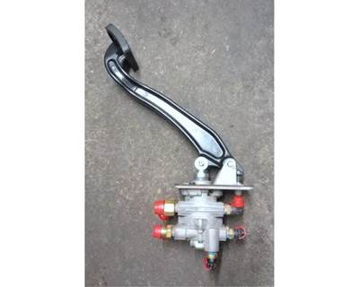 Bendix E-8P Foot Brake Valve Assembly for Peterbilt 579, Part # G90-1174-201131210