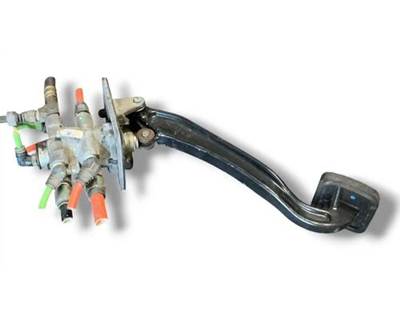 Used Peterbilt 579 Brake Pedal & E-8P Foot Brake Valve, Part # G90-1174-201131210