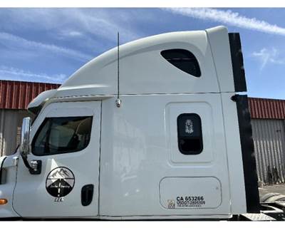 Freightliner Cascadia 125 Cab Assembly for a Freightliner CASCADIA