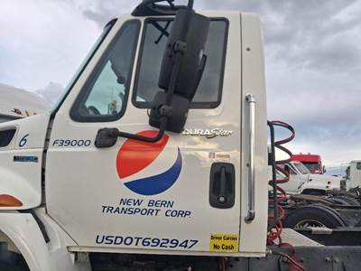 International DuraStar 4400 Cab Assembly for a International 4400