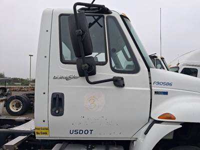 International DuraStar 4400 Cab Assembly for a International 4400