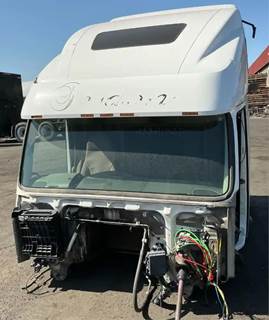 Volvo VNL670 Cab Assembly