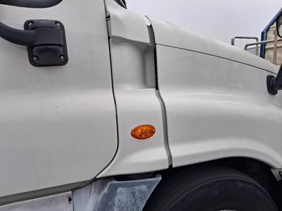 Freightliner Cascadia 125 Right Cowl for a Freightliner CASCADIA