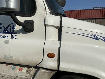 Freightliner Cascadia 125 Right Cowl for a Freightliner CASCADIA