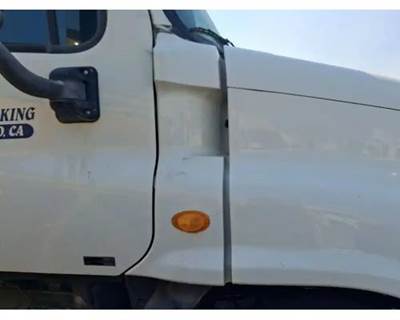 Freightliner Cascadia 125 Right Cowl