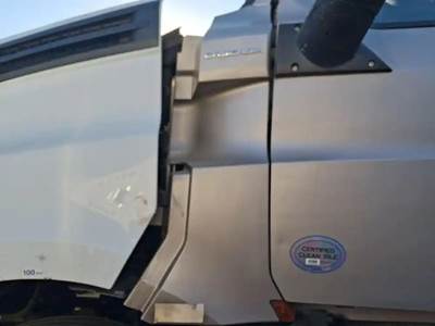 Freightliner Cascadia 126 Cowl