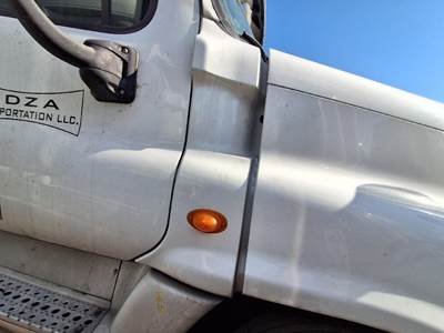 Freightliner Cascadia Right Cowl