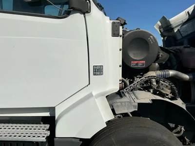 Volvo VNL Cowl