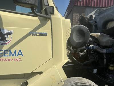 Volvo VNL Right Cowl