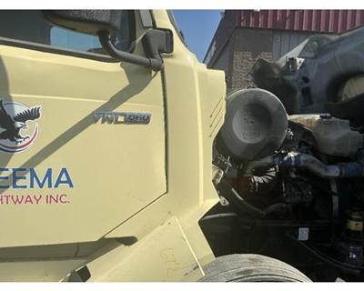 Volvo VNL Right Cowl