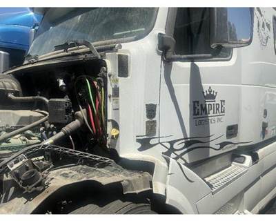 Volvo VNL Cowl