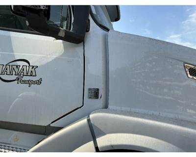 Volvo VNL Cowl