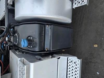 International RH613 DEF Tank